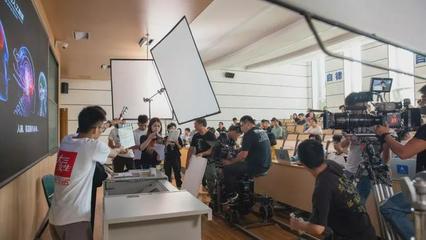 《一日百年》 沈陽城市學(xué)院以舞臺(tái)藝術(shù)詮釋百年風(fēng)華